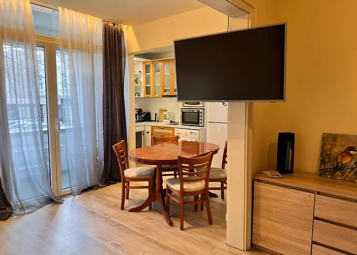 Cozy Steps From Everything! וארנה