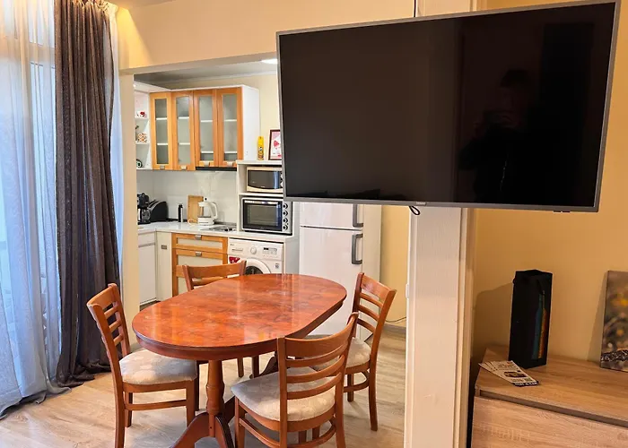 Cozy Steps From Everything! * וארנה