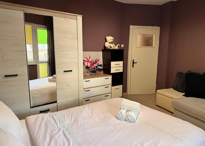 דירה Cozy Steps From Everything!