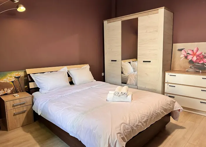 Cozy Steps From Everything! וארנה