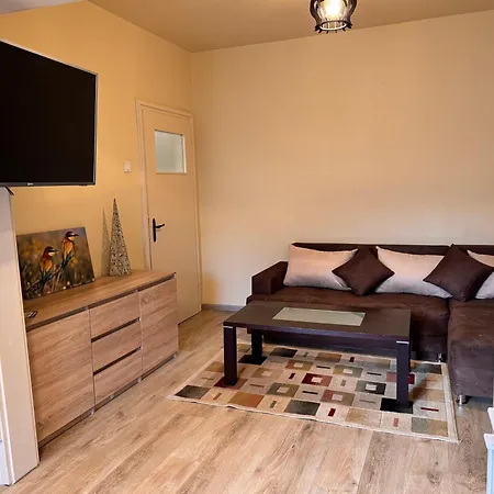 Cozy Steps From Everything! Warna