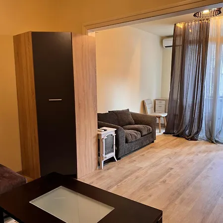 Cozy Steps From Everything! Warna