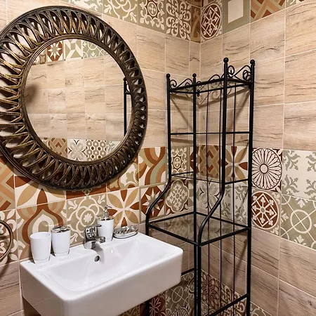 Apartment Cozy Steps From Everything! *