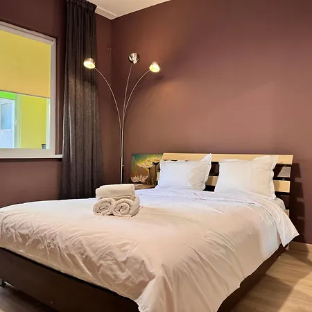 Apartment Cozy Steps From Everything!