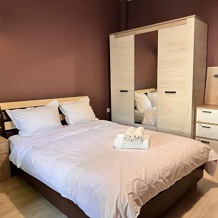 Cozy Steps From Everything! Warna